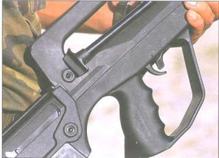 FAMAS_G2_Grip_A.jpg